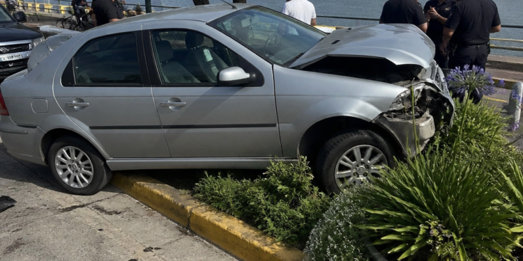 Un anciano pierde el control de su vehículo y atropella a una pareja en Mar del Plata