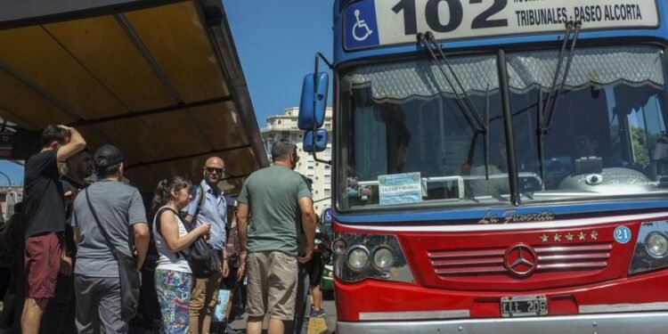 La UTA pospone un paro de colectivos programado para mañana viernes en las provincias: el conflicto sigue abierto