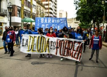 Movilización conjunta de la CGT, las CTA y movimientos sociales contra el endeudamiento familiar