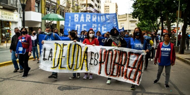 Movilización conjunta de la CGT, las CTA y movimientos sociales contra el endeudamiento familiar
