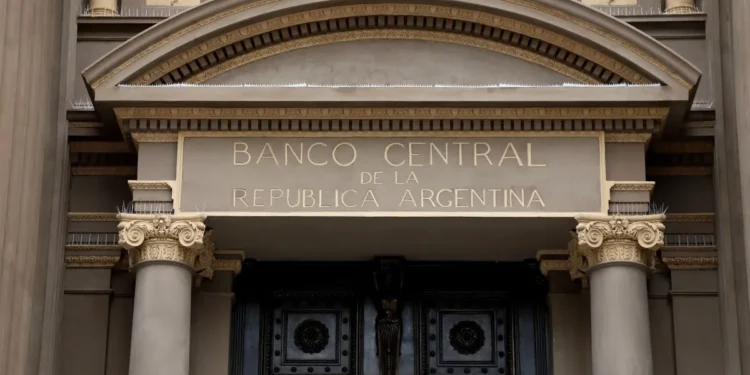 El BCRA establece un límite a las tasas de tarjetas no bancarias