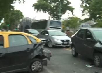 Mataderos: un hombre ebrio provoca accidente con autos estacionados