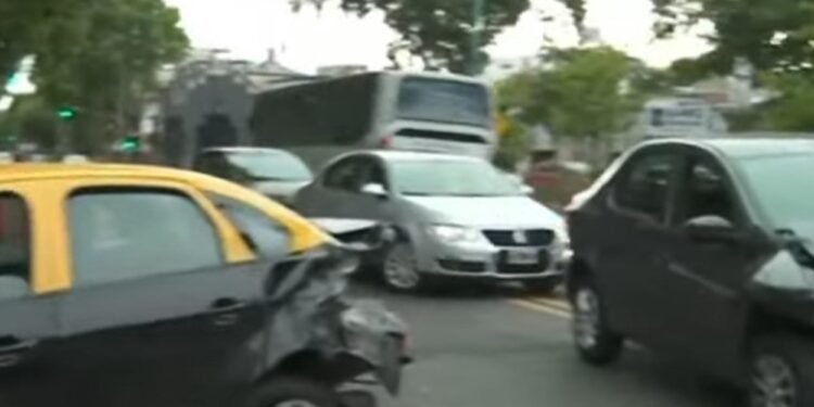 Mataderos: un hombre ebrio provoca accidente con autos estacionados
