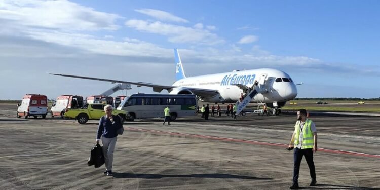 Aerolínea anuncia vuelo de reemplazo a Madrid tras aterrizaje de emergencia en Brasil