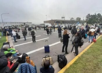 Evacuación del aeropuerto de Rosario por una valija sospechosa y activación del protocolo antiexplosivos