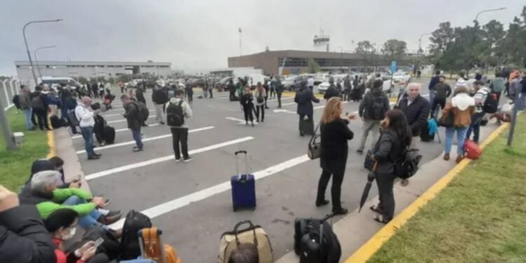 Evacuación del aeropuerto de Rosario por una valija sospechosa y activación del protocolo antiexplosivos