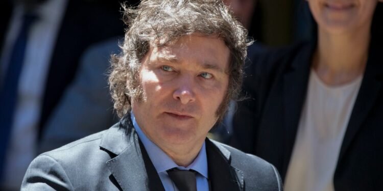 Javier Milei sigue la sesión en Diputados desde Olivos y delega funciones al Congreso
