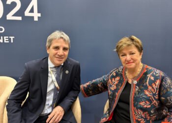 Luis Caputo se dirige a EE.UU. con expectativas de reunión con Georgieva y Bessent