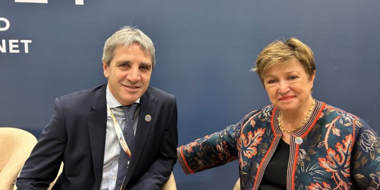 Luis Caputo se dirige a EE.UU. con expectativas de reunión con Georgieva y Bessent