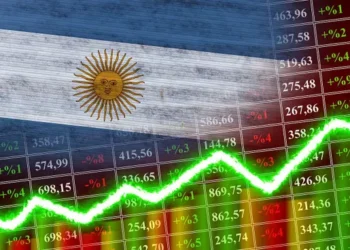 Mercados: el riesgo país de Argentina aumenta a 452 puntos mientras las acciones en Wall Street repuntan
