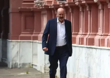 Sturzenegger se involucra en el debate con la UIA y rechaza medidas intervencionistas: ‘El Estado no hace nada’