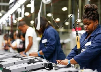 La economía estadounidense enfrenta desafíos, pero genera más empleos de lo previsto