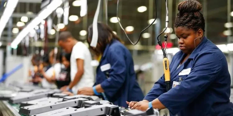La economía estadounidense enfrenta desafíos, pero genera más empleos de lo previsto