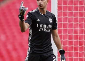 Dibu Martínez destacó en un gran partido, pero Arsenal superó a Chelsea en un emocionante encuentro