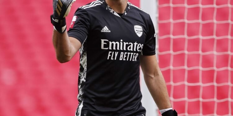 Dibu Martínez destacó en un gran partido, pero Arsenal superó a Chelsea en un emocionante encuentro