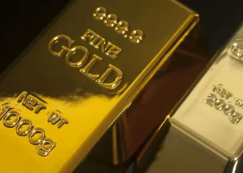 El oro ajusta expectativas ante la Reserva Federal y detiene su descenso en los u$s4.400