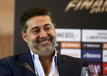La contienda política en Boca se intensifica: Angelici se inclina por su candidato y Riquelme busca el apoyo de los socios
