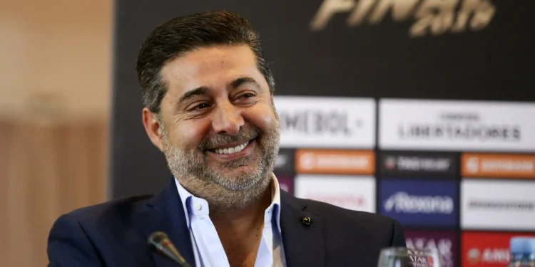 La contienda política en Boca se intensifica: Angelici se inclina por su candidato y Riquelme busca el apoyo de los socios