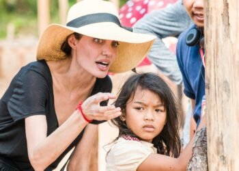 Angelina Jolie adquiere 39 hectáreas en Camboya y promueve la protección de un bosque de 60.994 hectáreas poblado por elefantes y pangolines