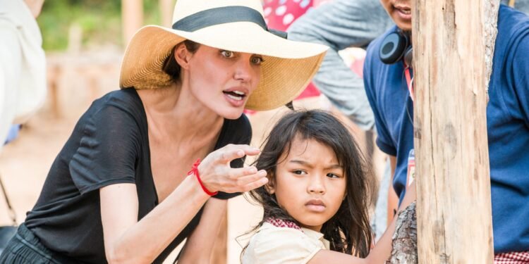 Angelina Jolie adquiere 39 hectáreas en Camboya y promueve la protección de un bosque de 60.994 hectáreas poblado por elefantes y pangolines