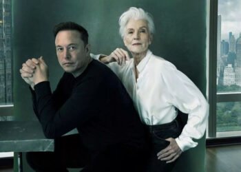 La madre de Elon Musk asegura que su hijo mostró signos de genialidad a los 3 años y revela experiencias de acoso escolar