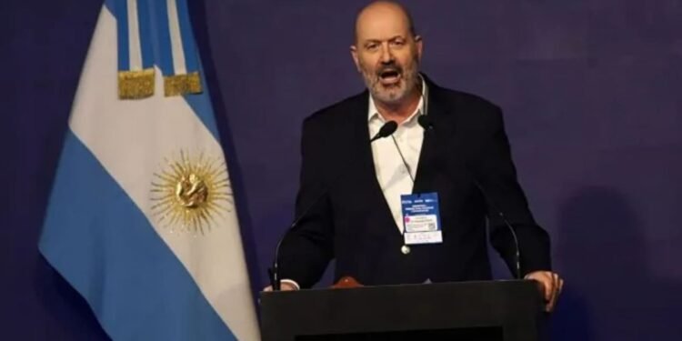 Sturzenegger critica las leyes de ‘compre local’