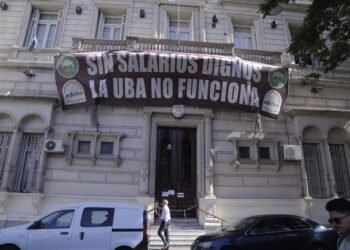 Fracasaron las negociaciones en la paritaria docente universitaria: se convocará a una nueva marcha y la UBA anunció un paro escalonado de 23 días