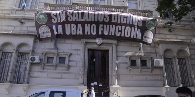 Fracasaron las negociaciones en la paritaria docente universitaria: se convocará a una nueva marcha y la UBA anunció un paro escalonado de 23 días