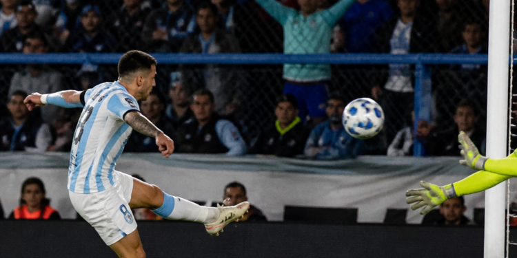 El gol olímpico de Gastón Lodico que puso a Racing en ventaja ante Boca: el gesto viral de un hincha