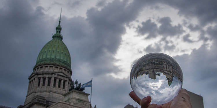 La deuda soberana enfrenta vencimientos por USD 20.000 millones en 2027, en medio de la incertidumbre electoral
