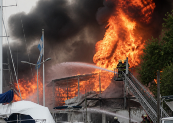 Incendio de gran magnitud en el puerto de Olivos