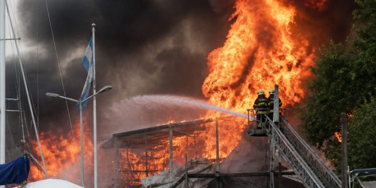 Incendio de gran magnitud en el puerto de Olivos