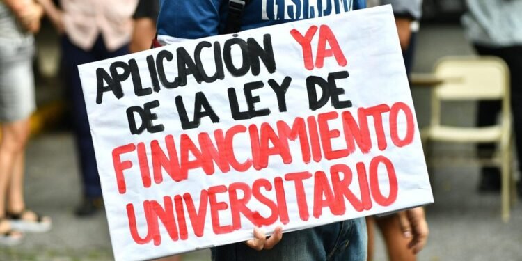 Docentes universitarios anuncian un paro de hasta 72 horas en reclamo de un aumento salarial