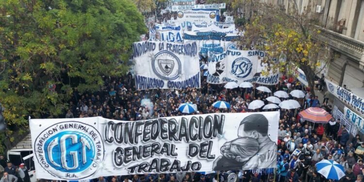 Las dos CTA convocan a un paro en octubre y presionan a la CGT en vísperas de una reunión decisiva