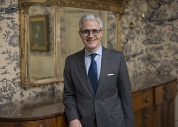Alberto Ades, el economista que expuso ante el gabinete: “Ni a palos volvemos al mercado con este riesgo país”