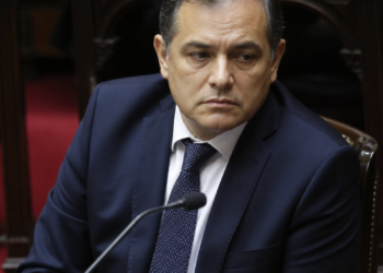 El ministro en la mira: tensiones y nuevas voces en el escenario económico