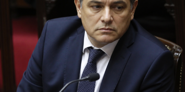 El ministro en la mira: tensiones y nuevas voces en el escenario económico