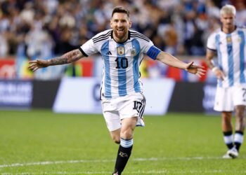 Definición brillante desde mitad de cancha: Messi anotó dos goles en el triunfo del Inter Miami