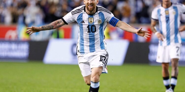Definición brillante desde mitad de cancha: Messi anotó dos goles en el triunfo del Inter Miami