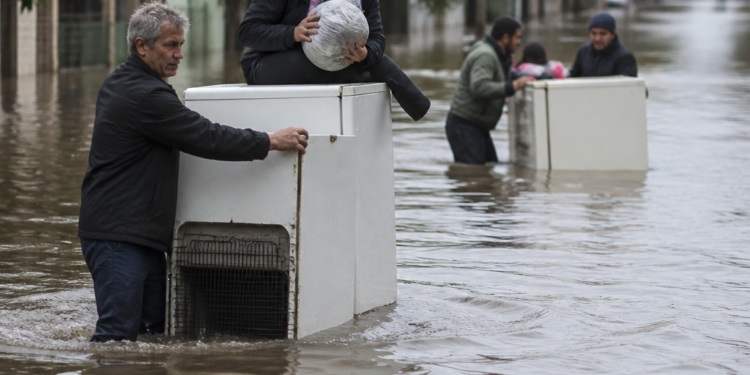 Inundaciones en el Litoral: vecinos emplean heladeras como botes para rescatar pertenencias