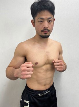 Un luchador de MMA sorprendió al fingir un desmayo y ganó el combate en una maniobra polémica