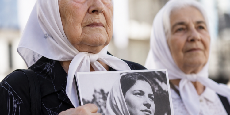 Las Abuelas de Plaza de Mayo festejan 49 años de lucha y homenajean a sus aliados