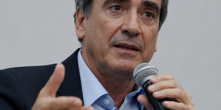 “Comprar más dólares no ayuda”: la advertencia de un economista sobre el plan de Milei