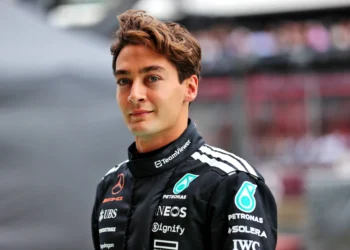 George Russell enfrenta un desafío en su lucha por el título de Fórmula 1 tras una sanción