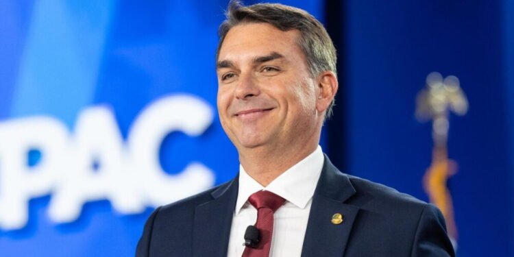 ¿Dónde se encuentra Flávio Bolsonaro? Investigan su posible fuga hacia Argentina y un vuelo a EE.UU.